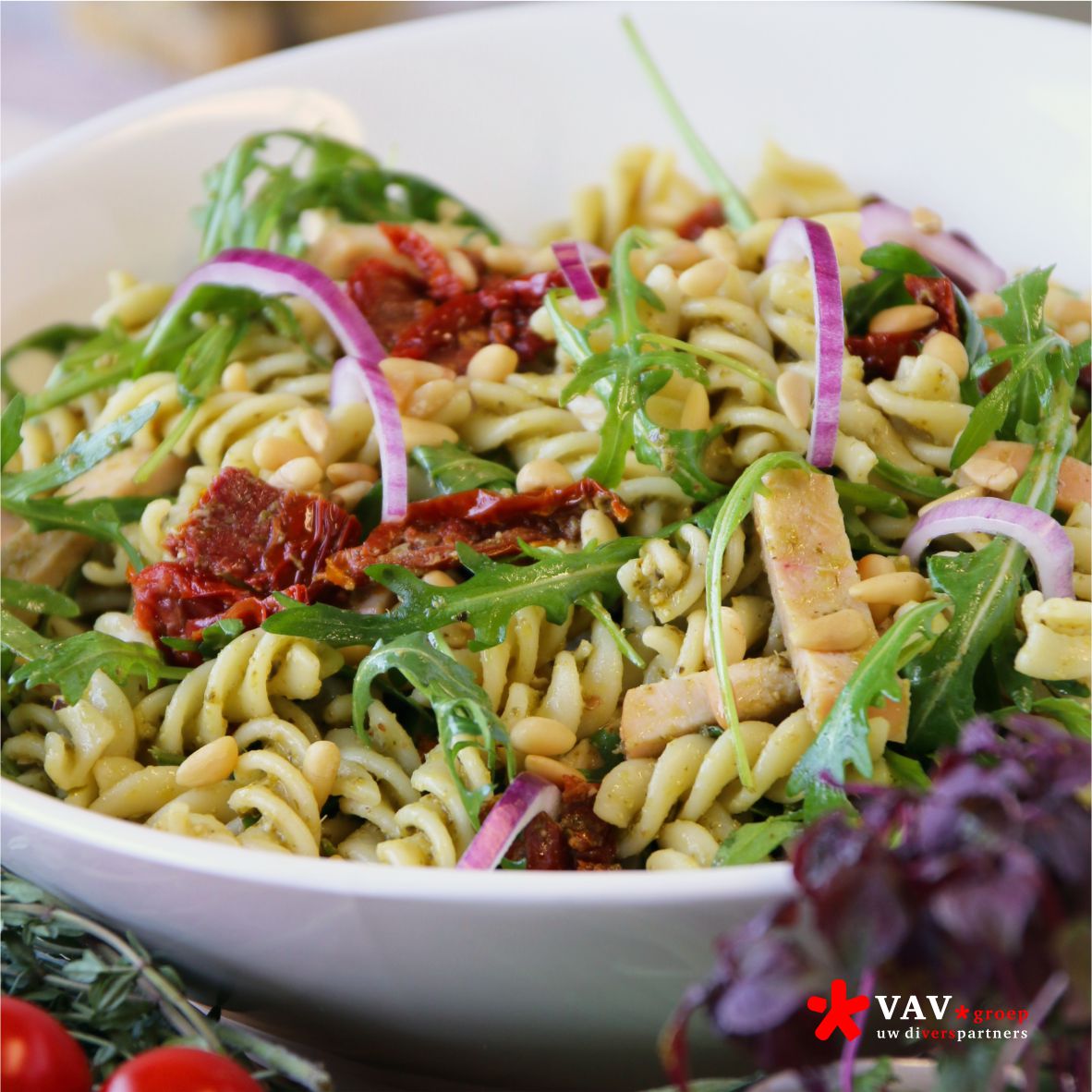 VAVGroep's tweet image. In de nieuwe Kookbrief, die bij de folder van week 20 &amp;amp; 21 wordt gevoegd, vind je onder andere het recept voor deze heerlijke zomersalade met venkel en gerookte kipfilet. Laat het zonnetje maar komen! 

De folder zal één dezer dagen bij je op de mat vallen.