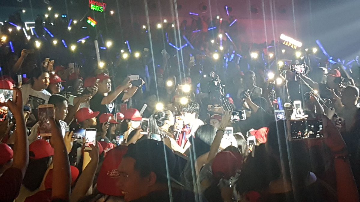 mwtrendsetter's tweet photo. 'Please Stay' ♡

Edward sings and dedicates to Maymay his new song!

#CaptainBarberTakesFlight

@maymayentrata07 @Barber_Edward_ https://t.co/7a38ZNotET