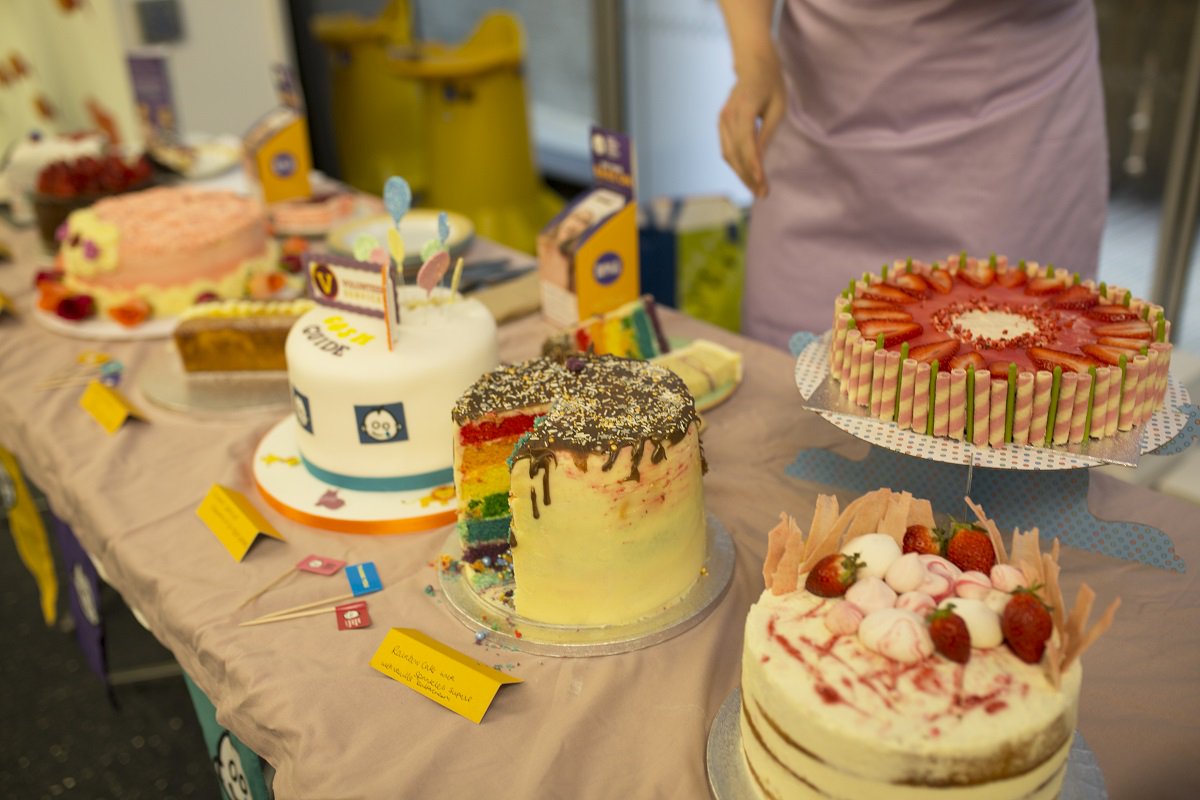 GOSHCharity's tweet photo. A big thank you to @SophieFaldo for choosing the champion at our hospital staff #BakeItBetter bake sale – congrats to GOSH volunteer Noreen on her fab creation. Sophie also visited the Panther Ward playroom to meet one-year-old Ashton and his mum Katie! https://t.co/kqOzUbCQMq https://t.co/qHhxCETLpp