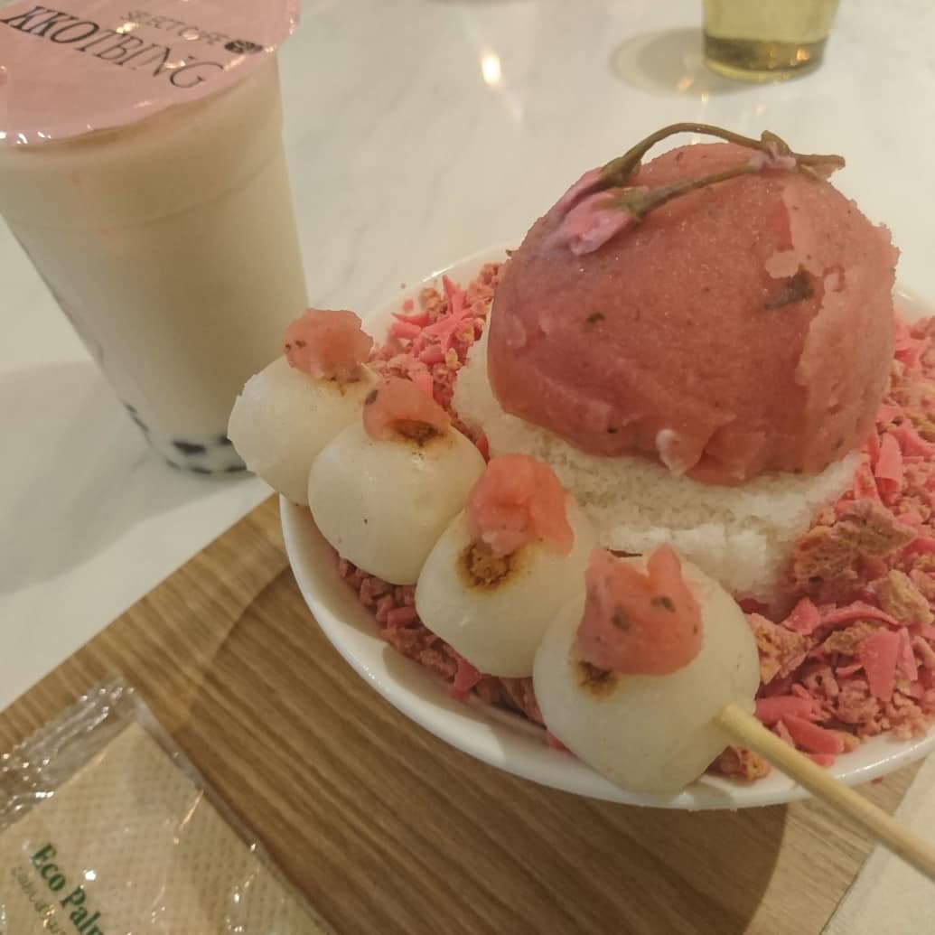 erikanoreichijo's tweet photo. #自由が丘 の #KKOTBING に行ってきました。私がオーダーしたのは #桜あんのかき氷 と #烏龍のタピオカミルクティー
上には桜あんとクランキーチョコとおだんご、中には小豆あんとお餅が入っていて、いろいろな食感を楽しめました👌💓
#韓国発のカフェ #SELECTCAFE
#コッビン https://t.co/tamMmYBM76