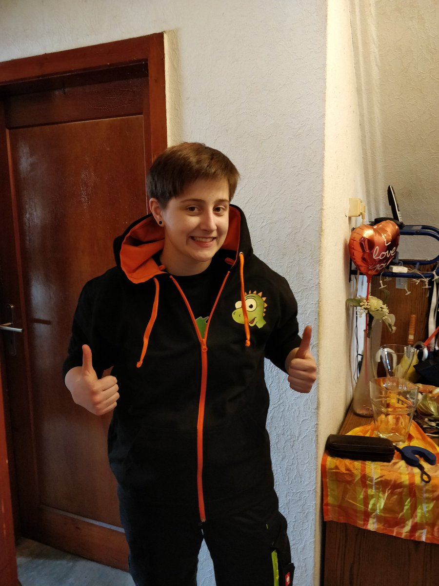 Sklipie's tweet photo. Der Merch von @Pandorsaurus  ist sehr bequem und sehr angenehm. Die Qualität ist sehr schön :D #TeamRex #einschleimen #Freitaaaag #Pandohr https://t.co/aSttFtf36R