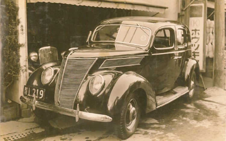 Yuki على تويتر 1930s 昭和レトロ 1937 8年型フォード四扉セダン型 当時のフォードは日本で生産されていた事もありポピュラーな車 フォードは頑丈な車らしく戦後も1960年代前半までは見かけたものだ