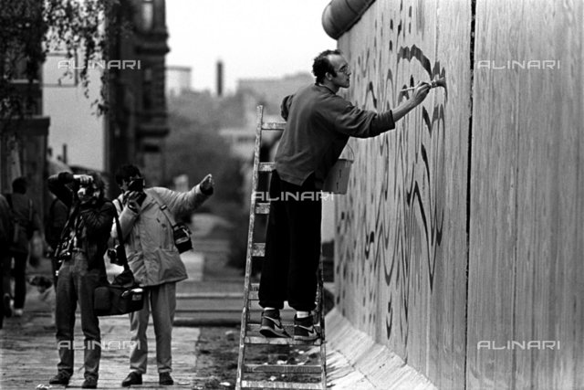 La #fotodelgiorno per celebrare la nascita dell’artista #KeithHaring. In questo scatto mentre dipinge una parte del muro di Berlino nei pressi del Checkpoint Charlie, 1986 ©Stiebing/Ullstein Bild/ArchiviAlinari

#AccaddeOggi #4Maggio