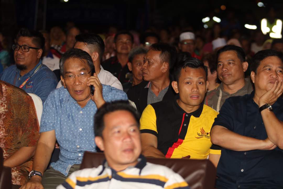 JapenSarawak's tweet photo. Sekitar Progm Town Hall@Lawasku Sayang pada malam ini di Taman Awam Lawas @AbangSardon #theWhiteStallion #PRU14 #theSarawakDream #NgundiLok #GoAbgJoGo #sodiakroks https://t.co/VtUrin7DVW