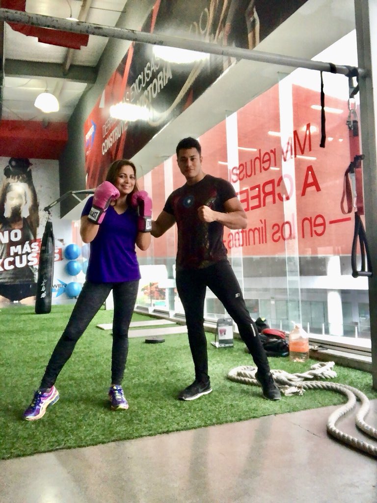SilviaAndradeJ's tweet photo. Que rico Viernes! El secreto de mi coach es que hasta en sus sueños entrena,eso me dijo hoy! Mi secreto es soñar con mi siguiente clase de box 🥊 #Box #muaythai #functionaltraining #functionalcombat #SAJ #BruceCervantesCoach #BoxMonterrey #Monterrey #BruceCervantes #BruceFitness https://t.co/MqLmzyFXGs