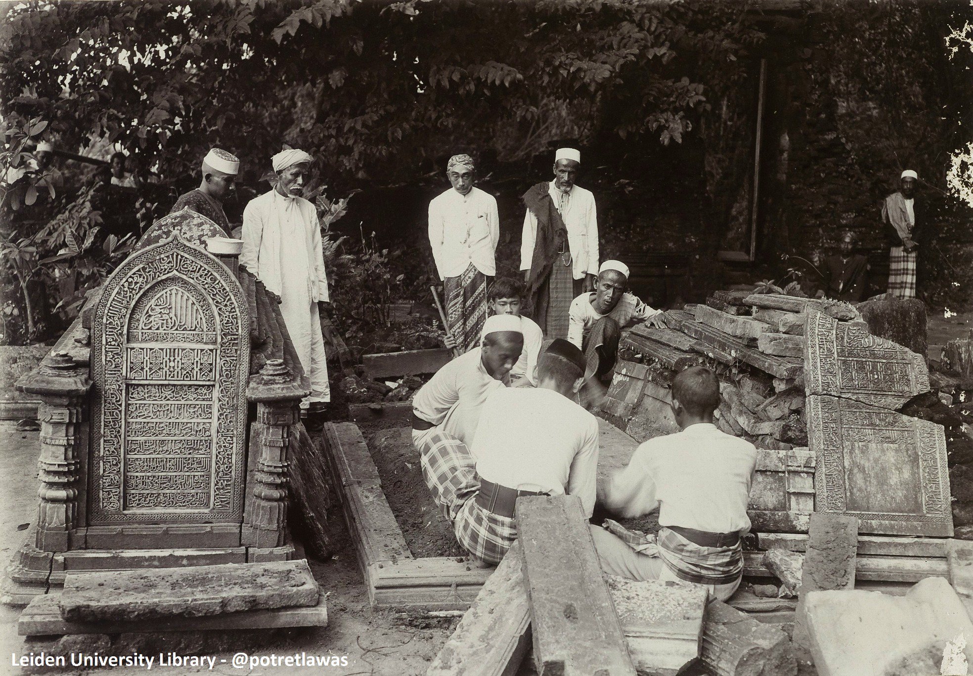 Potret Lawas On Twitter Restorasi Makam Maulana Malik Ibrahim Atawa Sunan Gresik Pada April 1912 Pemugaran Ini Dipimpin Dr Da Rinkes