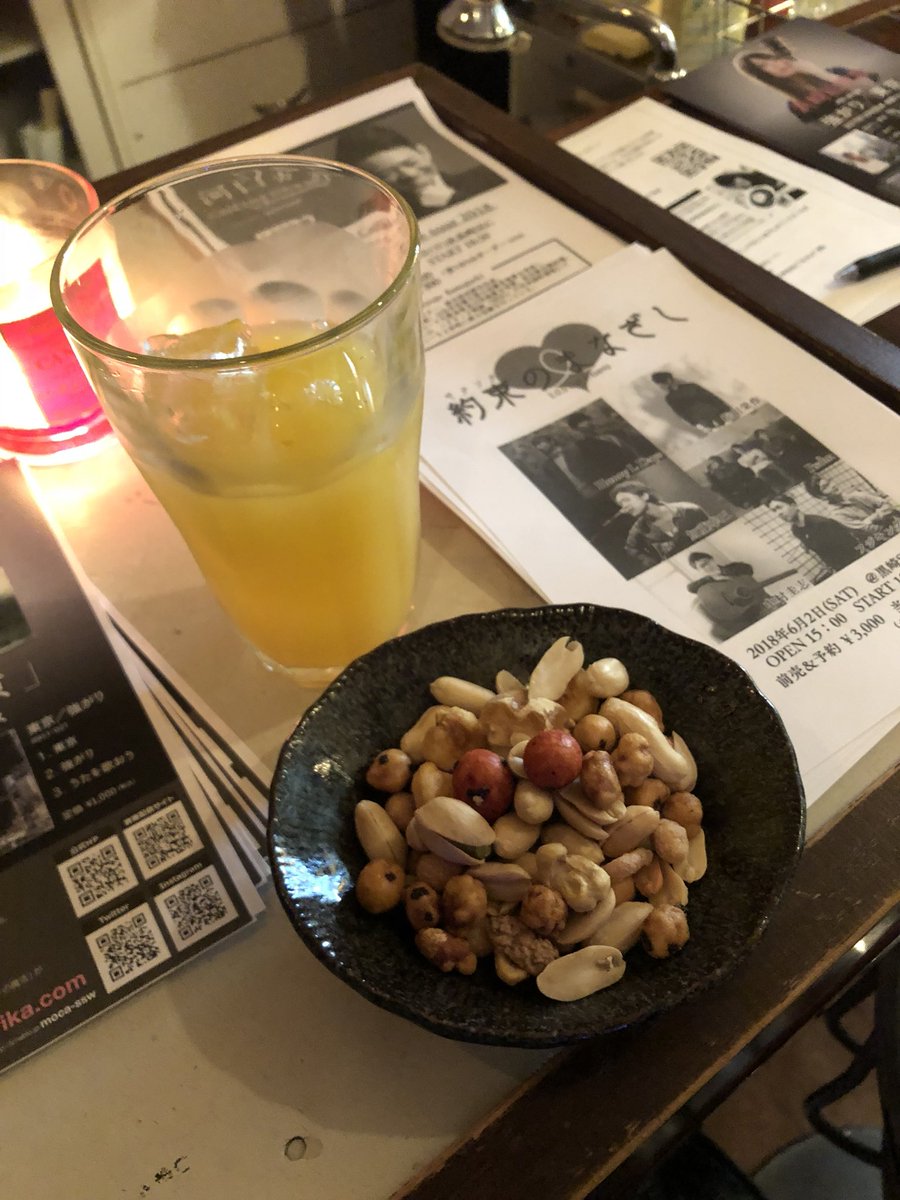 garota6710's tweet image. 黒崎SECの会場に入る時に、お菓子をいただきました。中にはチョコのお菓子と抽選券が入ってました。
抽選券にはミックスナッツと書いて
あって美味しくいただきました♪♪
ちょっとしたお心遣いとサービスに感動しました😭✨
ありがとうございましたm(_ _)m

#黒崎SEC
#SOSLIVE