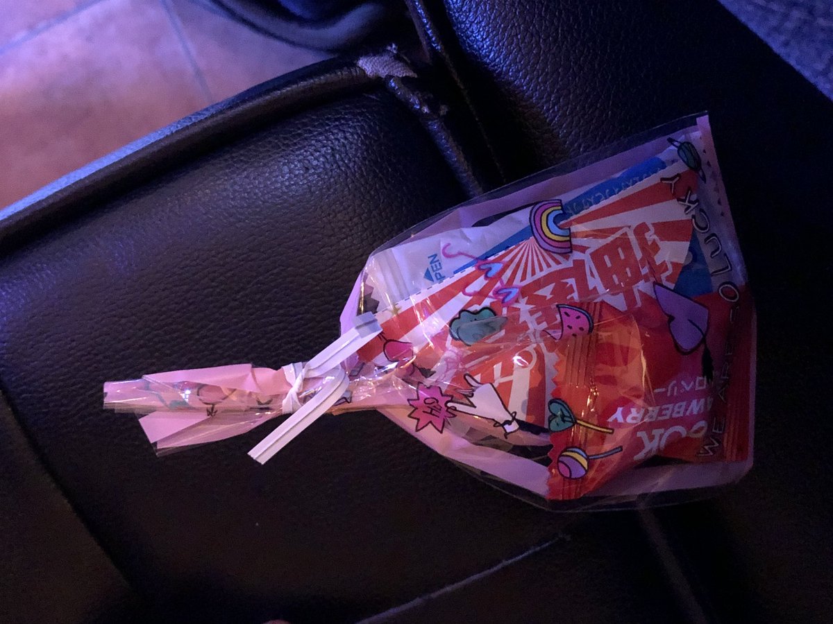 garota6710's tweet image. 黒崎SECの会場に入る時に、お菓子をいただきました。中にはチョコのお菓子と抽選券が入ってました。
抽選券にはミックスナッツと書いて
あって美味しくいただきました♪♪
ちょっとしたお心遣いとサービスに感動しました😭✨
ありがとうございましたm(_ _)m

#黒崎SEC
#SOSLIVE