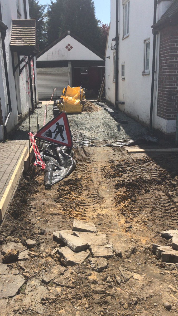 SE20builders's tweet photo. Muck away for new driveway at current Petts Wood project.  At least it's stopped raining!
#jrehaulage #muckaway #se20builders https://t.co/oQgQ4DA8Xr