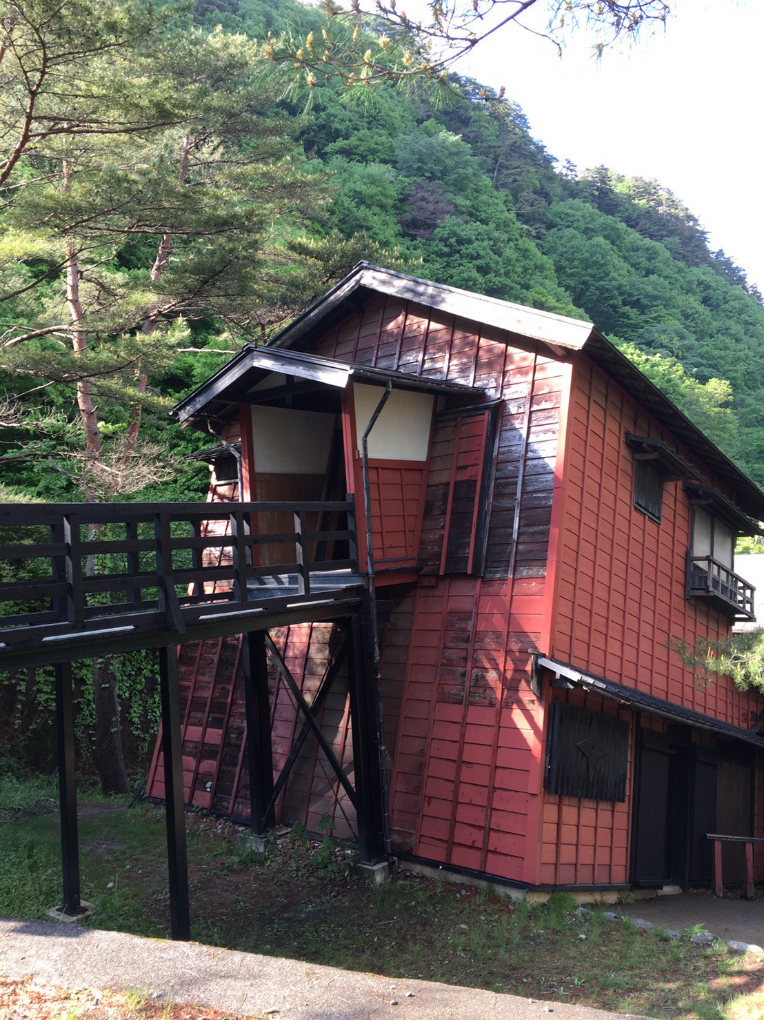 まーこ 日光江戸村にあった忍者怪界亭とかいう斜めの家 まじで入ったとたん気持ち悪くなって吐くかとおもた その場にいただれよりもよろけてた私 T Co Hfwwt2j5eh Twitter