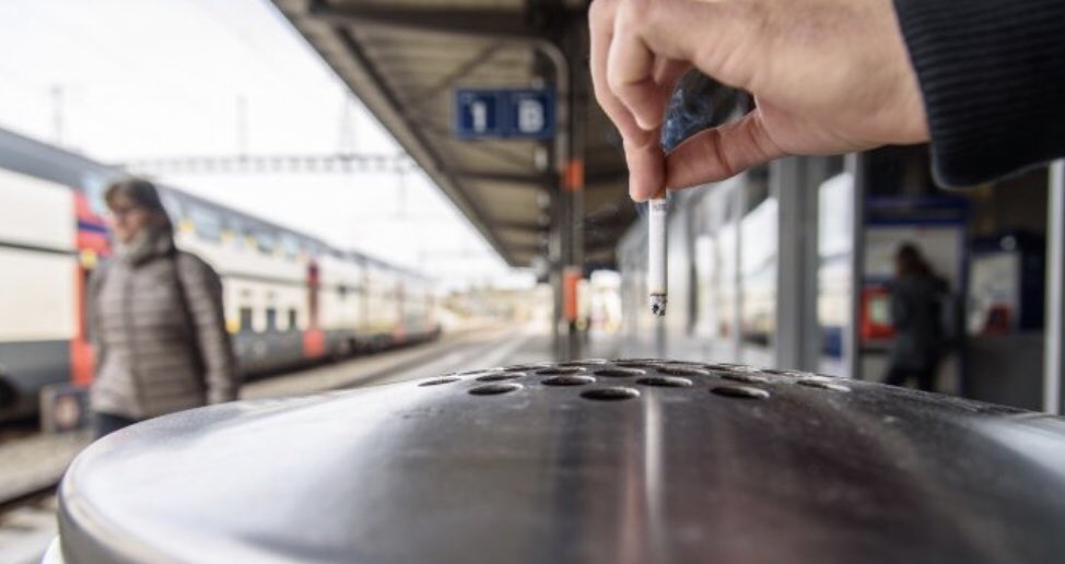 jimmy_theophile's tweet photo. ⚠️ Il est INTERDIT de fumer🚬 dans un espace affecté au transport de voyageurs accessible au public.        Y compris sur les quais 👉🏽 (art. 8 du décret du 3 mai 2016). Vous vous exposez à une amende de 68€. @Actu_Transilien https://t.co/6HbAp1GMf1