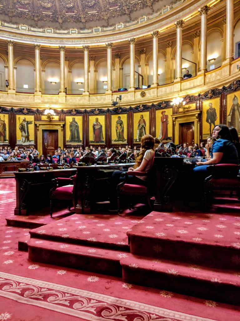 _Sara_Coghe's tweet photo. Vandaag komen honderden jongeren samen om over #migratie te debatteren! Jonge, enthousiaste en geëngageerde mensen. Met een das en sportschoenen. Zo zijn er meer nodig! #plenum18 #globelink #senaat #vjr https://t.co/In9wQOy1Nz