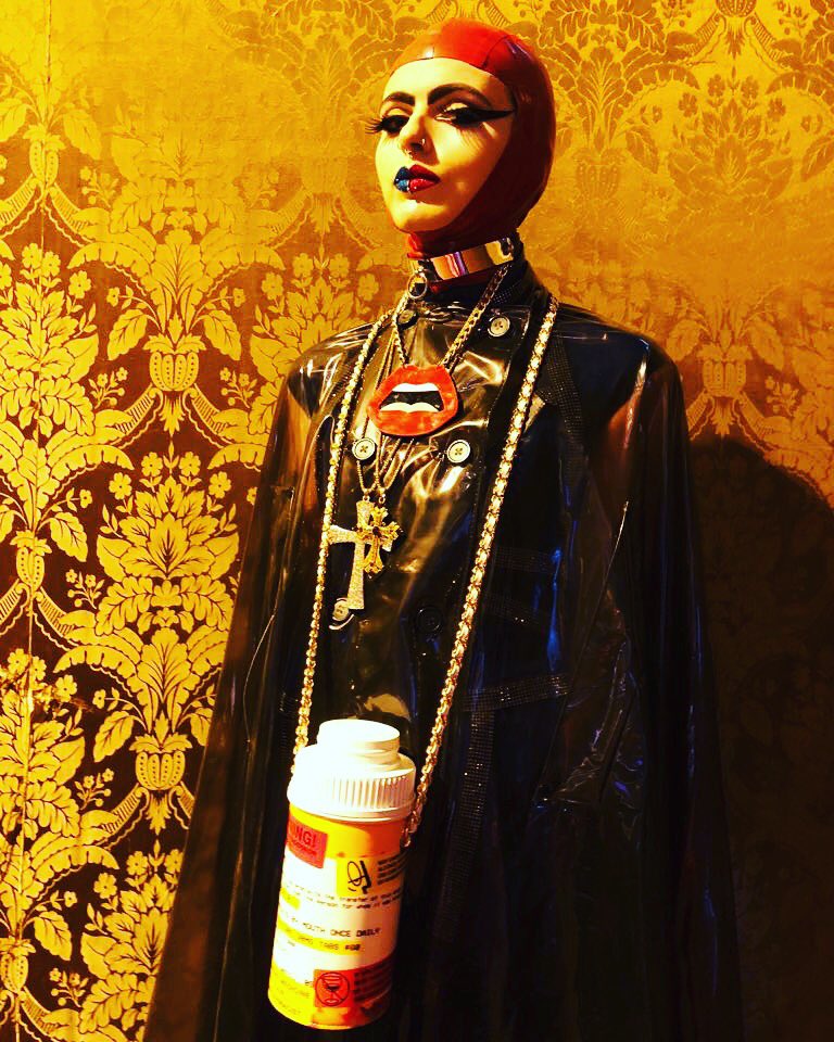 Empress_Poison_'s tweet photo. Empress of Everything #latex #latexfetish #plastic #plasticraincoat #latexhood #fetishfashion #femdom #moschino #moschinobag #jeremyscott #klubkid #clubkids #androgynous #bioqueen #dragqueen #dominatrix https://t.co/fWYp4Yqnt1