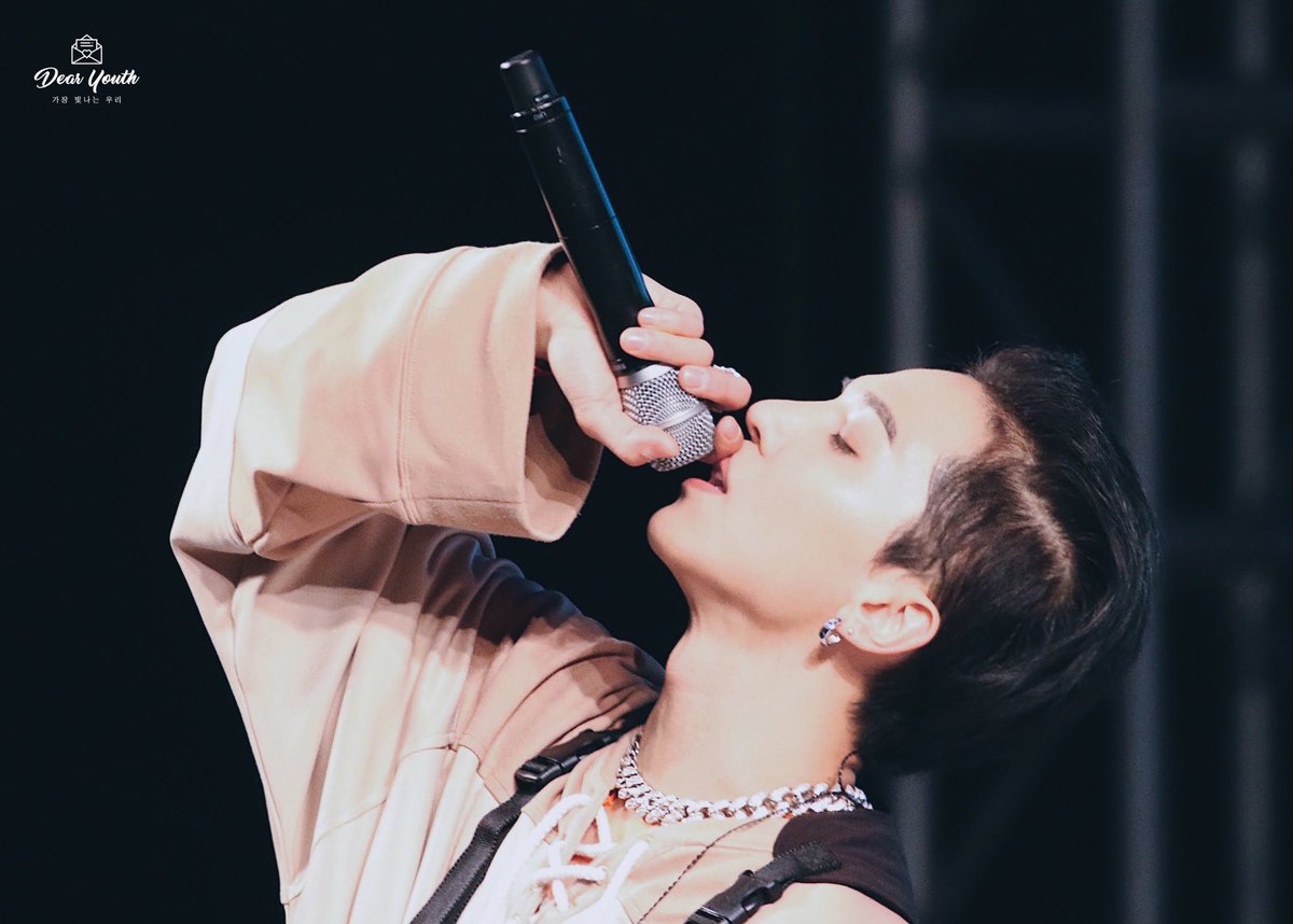 Dear_Youth1025's tweet photo. 180503 서울대 축제 

미노 턱선에 베일 듯😭ㅠㅠㅠㅠ

#위너 #WINNER #송민호 #민호 #미노 #MINO @official_mino_ https://t.co/NB7et2Yiop
