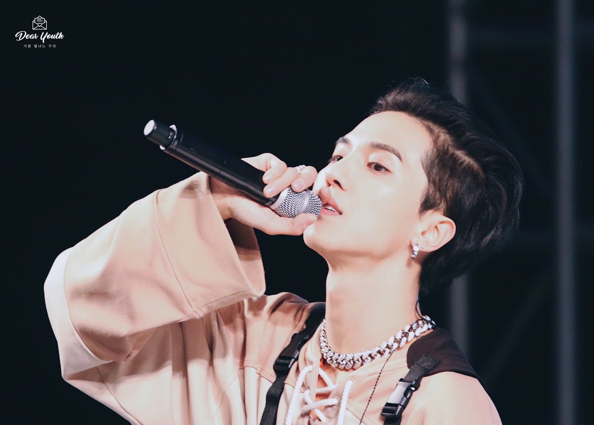 Dear_Youth1025's tweet photo. 180503 서울대 축제 

미노 턱선에 베일 듯😭ㅠㅠㅠㅠ

#위너 #WINNER #송민호 #민호 #미노 #MINO @official_mino_ https://t.co/NB7et2Yiop