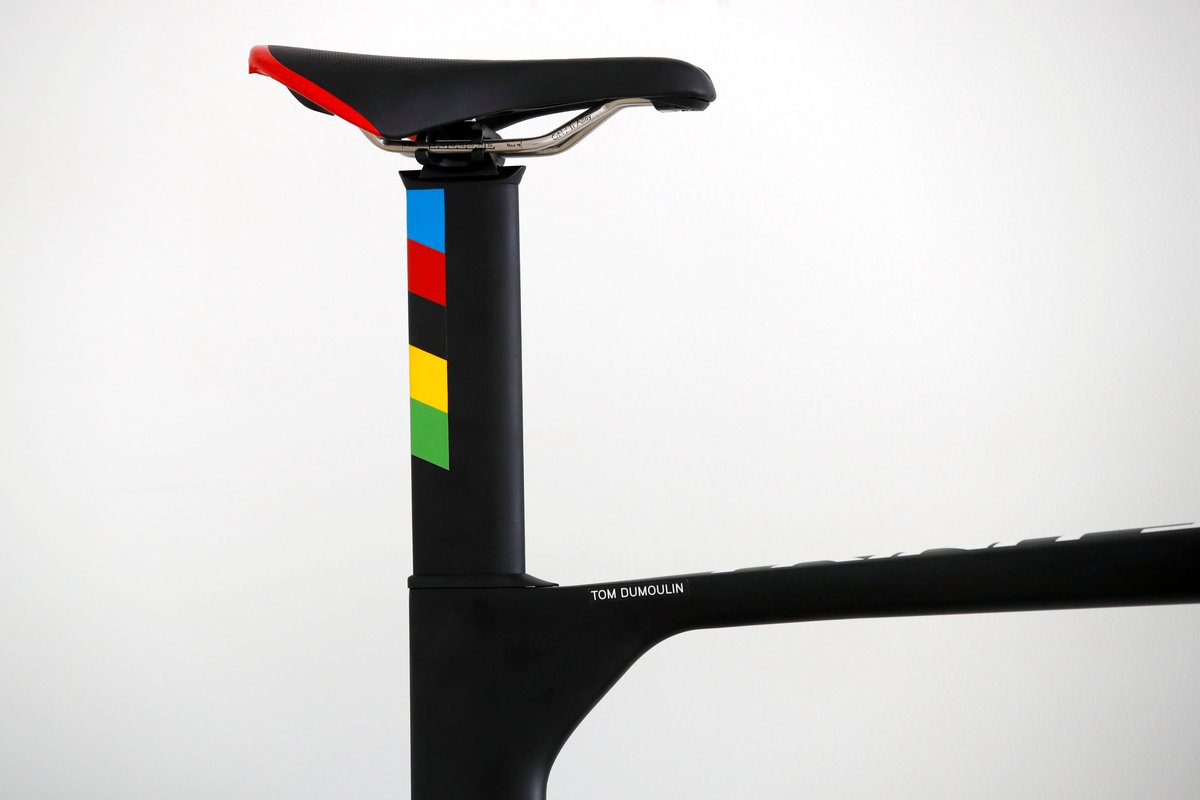 picnicpostnl's tweet photo. A closer look at @tom_dumoulin's 🌈 edition @Giant_Bicycles Trinity that saw him power to the #Giro101 stage 1 victory: https://t.co/Ieq6e5BICs https://t.co/3FYvlbH0tx