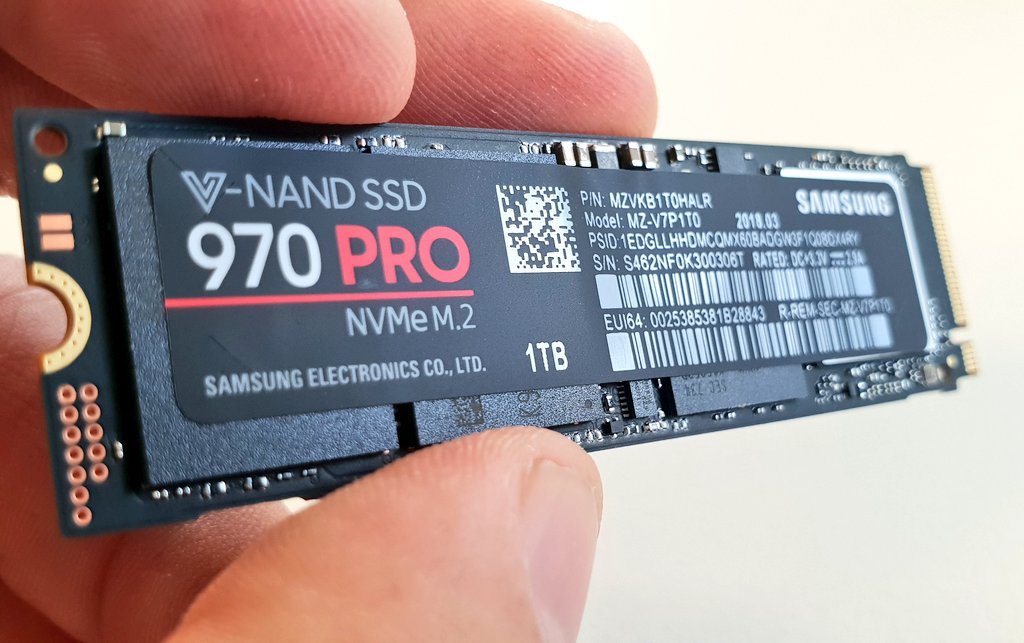 DjuroSen's tweet photo. Nothing gets me more excited than tech like this 😱😱😱 I love the T5 portable SSD but the 970 PRO is next level. This gumstick SSD by Samsung pulls off a peak read of 3.5GB/s and writes at 2.7GB/s. I'll be trying out the 970EVO 250GB version. @SamsungAU #970evo #970pro #samsung https://t.co/8rRa2nc99J