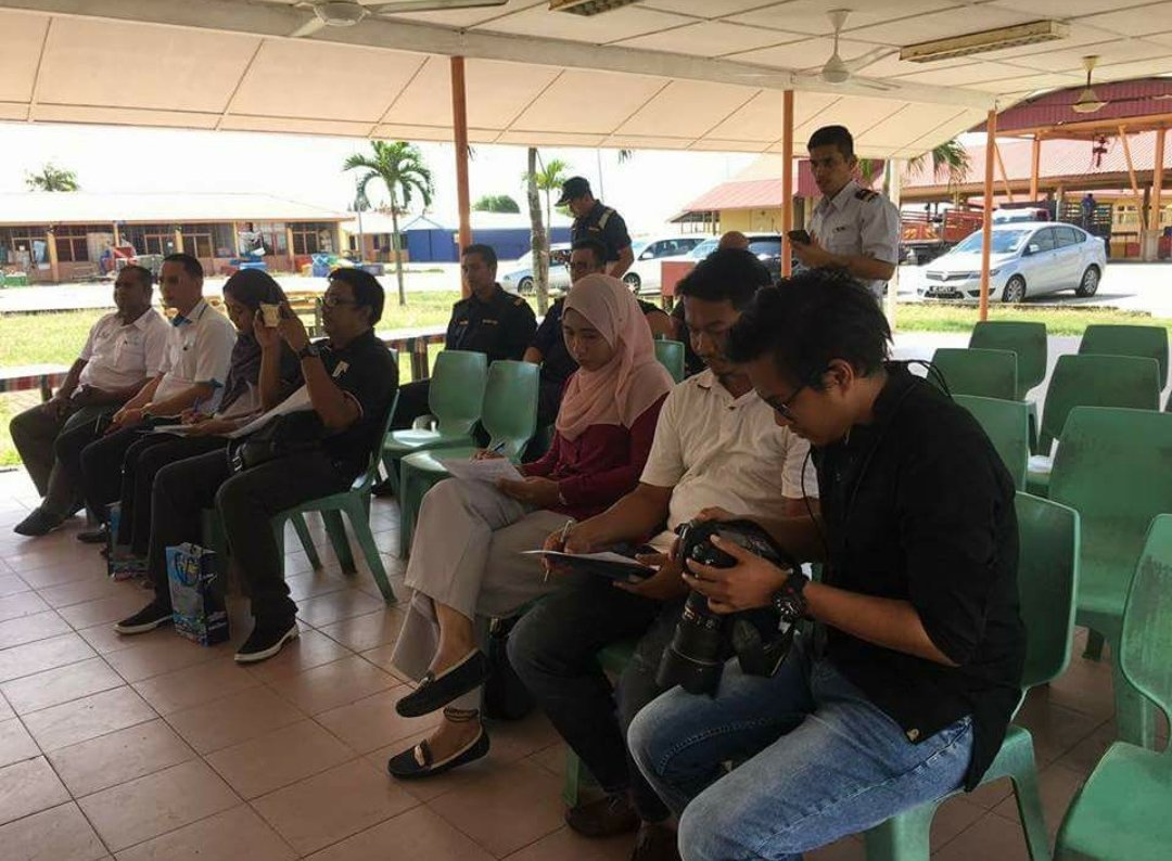LKIM_TOKGAJAH's tweet photo. 4 Mei 2018 : Sidang media Operasi Khas NBOS antara APMM, TLDM, polis marin, DOF dan LKIM mengenai penguatkuasaan ke atas pencerobohan nelayan asing di perairan Kuala Pahang.

#rakanmaritim
#LKIMDiHati
#nelayanherokami https://t.co/CRGmD0dig4