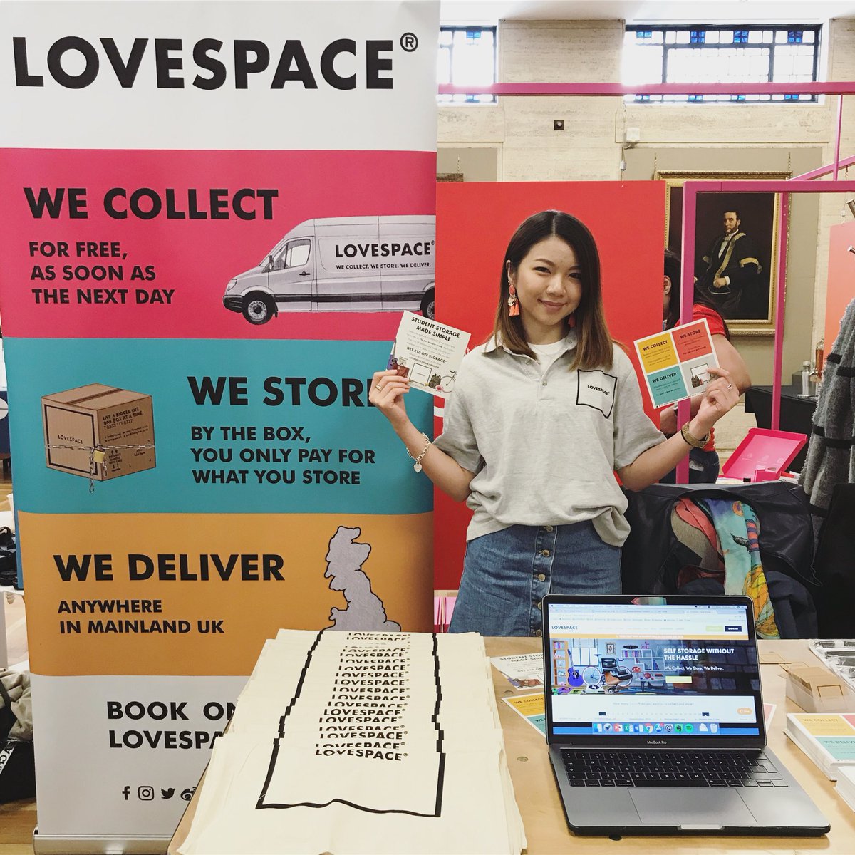 LOVESPACEUK's tweet photo. At the University of London housing fair today. We have lots of gifts and prizes to giveaway. Come find us! 😊 #freebiefriday #giveaway #studentstorage https://t.co/7vaw2aNzAX