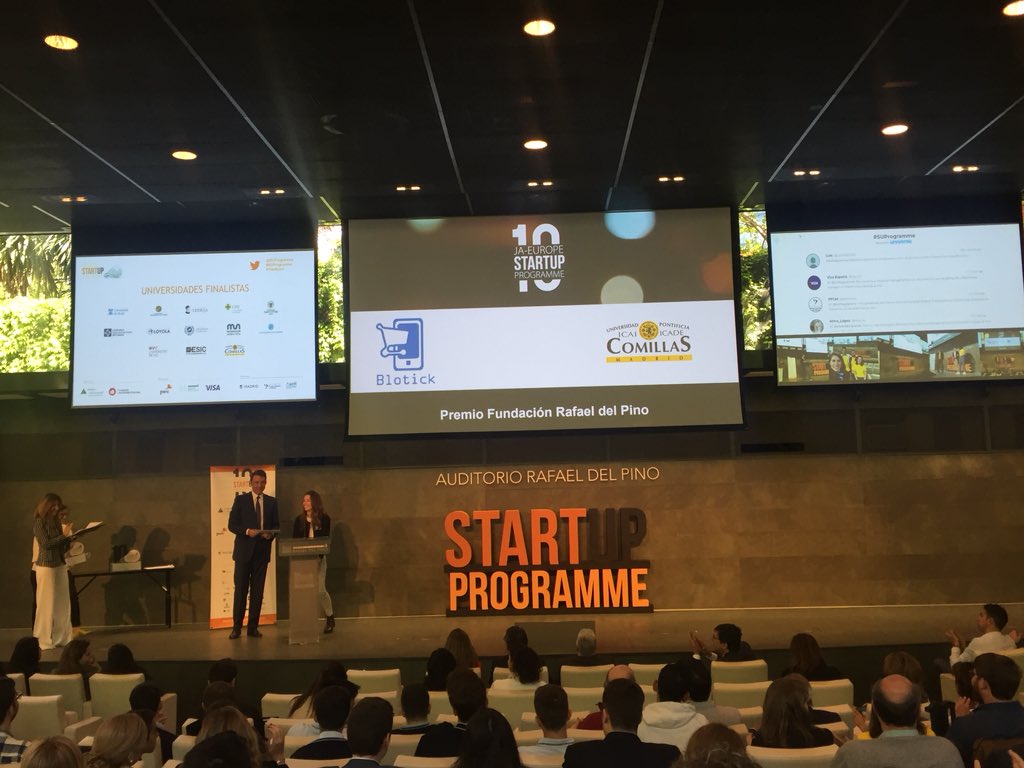MadridEmprende's tweet photo. Premio Fundación Rafael del Pino. Entrega D. Vicente J. Montes, Director de la @frdelpino y Miriam Barnés de @pepitoshopes ganadores en la VIII edición.
Ganadores de esta edición: Blotik #SUprogramme #SUPfinal @JASPAIN https://t.co/2P9GfufCgF