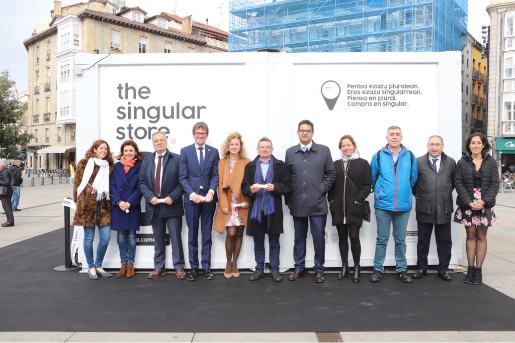 PSEporAlava's tweet photo. La tienda itinerante #TheSingularStore promocionará durante mayo el comercio local en #Álava. La Dip. Foral de Fomento del Empleo, Comercio y Turismo, @CristinaGnlz, ha presentado hoy el proyecto coincidiendo con su apertura en #VitoriaGasteiz.

+INFO... https://t.co/IHM5hylMmM https://t.co/JMyXCDgwaD