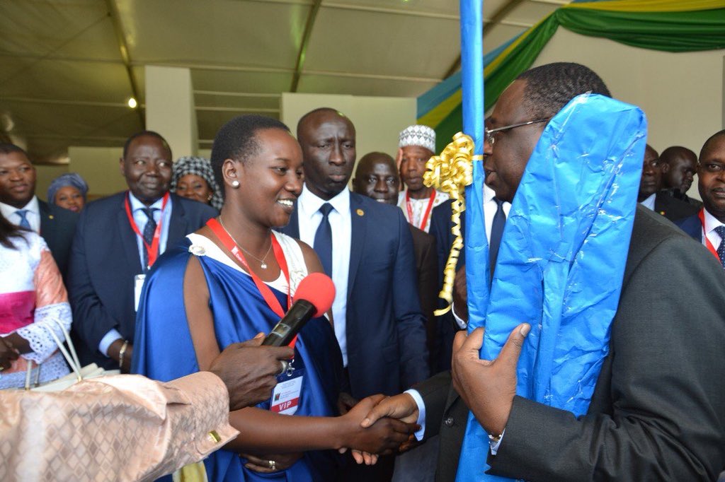 Hon. @JUwacu Minister of Sports and Culture met His Excellency President @Macky_Sall of #Senegal at yesterday’s   Official Launch of @Dak_Artbiennale when H.E visited #Rwanda’s Stand 🇷🇼👏

@RwandainSenegal
#RemarkableRwanda 
#RwandaCulture