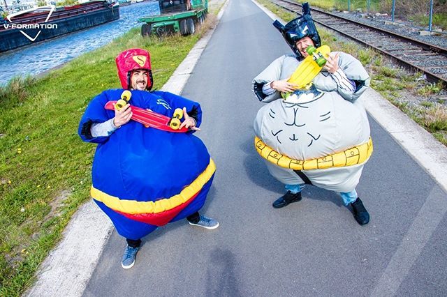 VFormationFun's tweet image. What do #superheroes do in their spare time? 🤔
.
Playing Guitar Hero, ofcourse. 🎸
.
#vformationfun #guitarhero #skateboard #sumosuits #avengers ift.tt/2jqmLxf