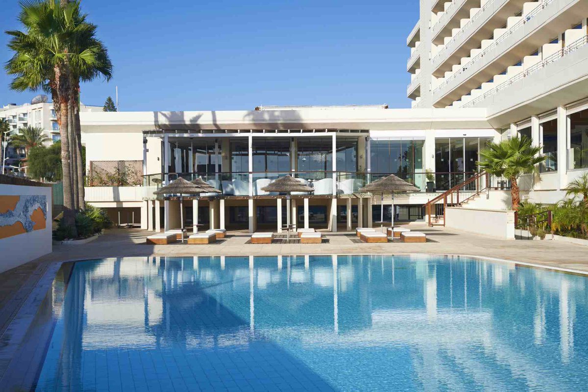 CapoBayHotel's tweet image. Happiness is a day at pool! 🏊  #CapoBay #Protaras #AdultPool