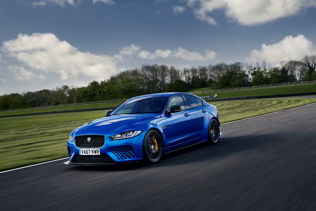 AUTOMOTIVPRESS's tweet photo. @Jaguar annonce l'arrivée de Andy Wallace et Davy Jones, vainqueurs aux @24heuresdumans, dans l'équipe développement de la #XESV #Project8 - V8 5,0L suralimenté 600ch - dont les tests finaux se déroulent sur les circuits de #Portimao, #MotorlandAragon et #LagunaSeca @JaguarFrance https://t.co/Ph8mqcEHwa