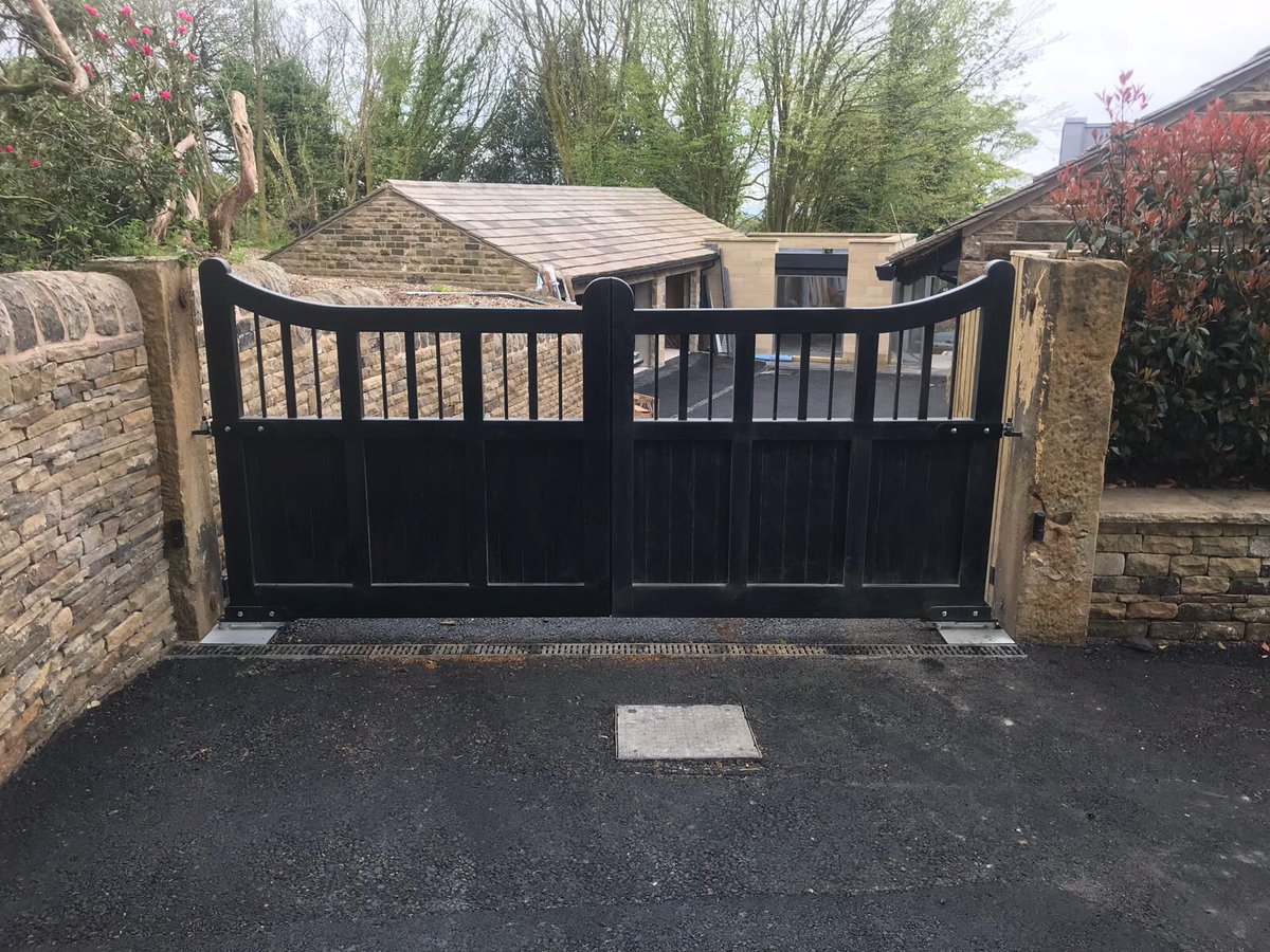 Hiteccontrols's tweet photo. Installation of some hardwood gates at a site in Horwich complete with Underground automation https://t.co/NlshI7kdfM