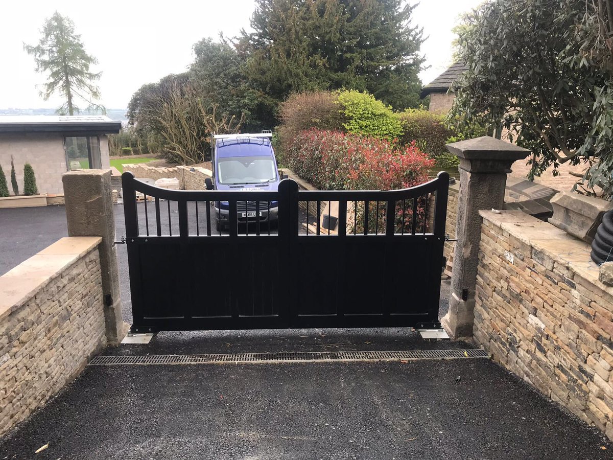 Hiteccontrols's tweet photo. Installation of some hardwood gates at a site in Horwich complete with Underground automation https://t.co/NlshI7kdfM