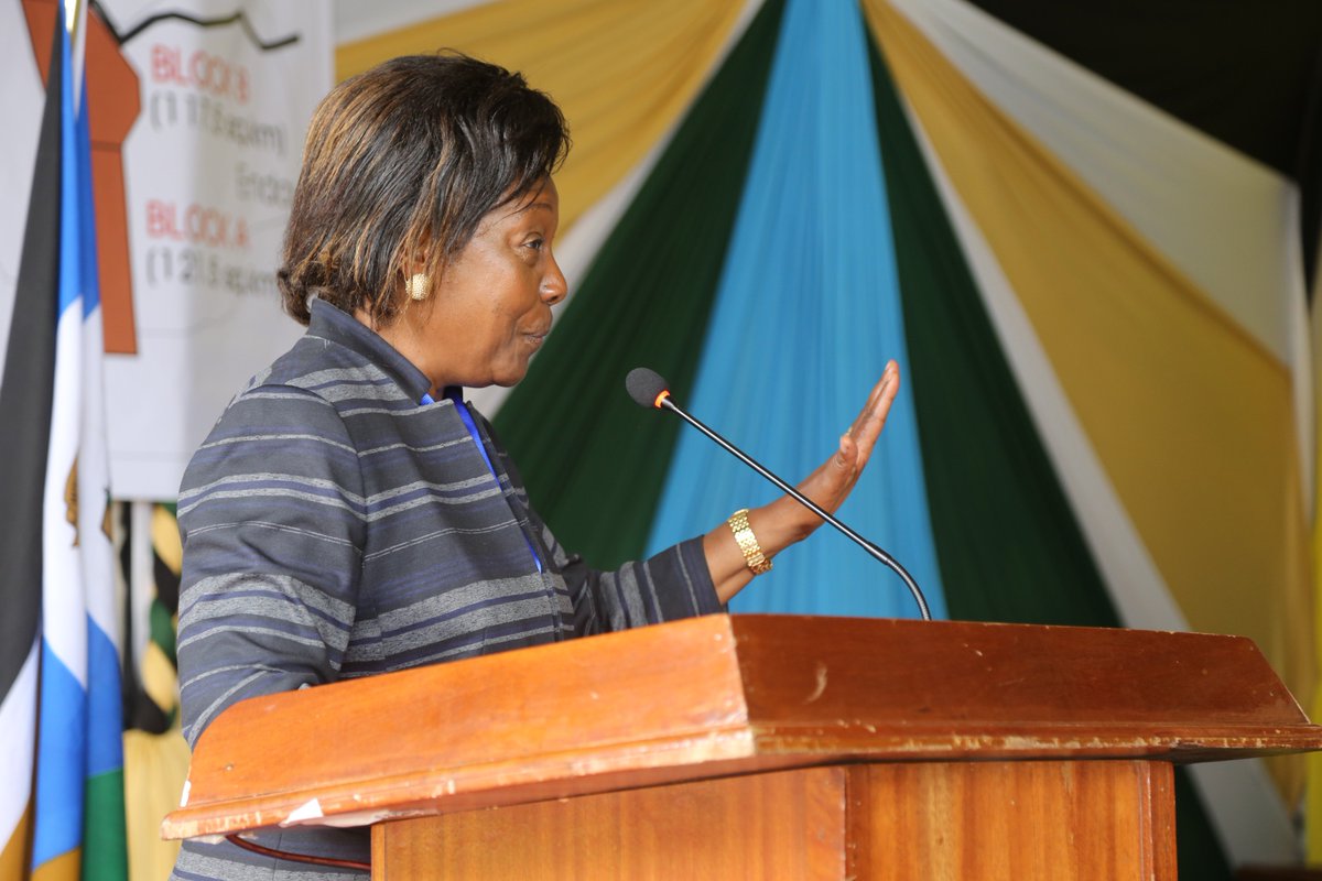 KituiCountyGovt's tweet photo. "We must act in haste to fast track the mining activities in this county" @mamangilu addressing the #KituiMineralForum at KEFRI in Kitui town. @KTNNews @citizentvkenya @MusyiFM @Ben_Kitili @citizentvkenya @dailynation @StandardKenya
#KituiMinerals https://t.co/JofNRj2Pza