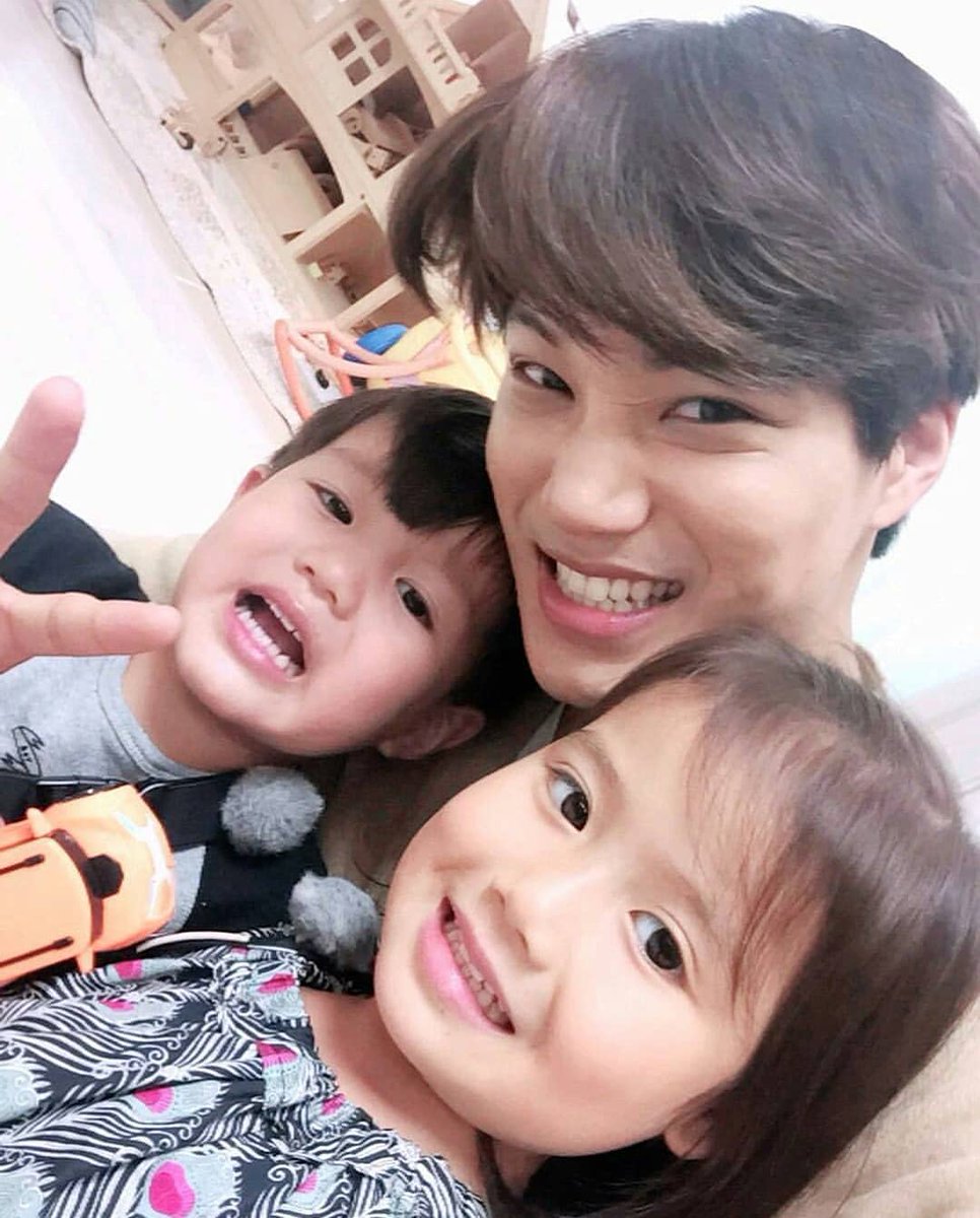EXO_FAN9's tweet image. Aww this was so cute 😍🐻💕 Kai and Taeoh looks really similar 😙❤ Love them both together 👶👦💕 It was so cute when Taeohs sister was so shy because of Kai 😁🐻💕 Comment &quot;Kai&quot; letter by letter without getting interrupted 💕 👇 😙 
#MTVBRKPOPEXO #PremiosMTVMiaw @weareoneEXO
