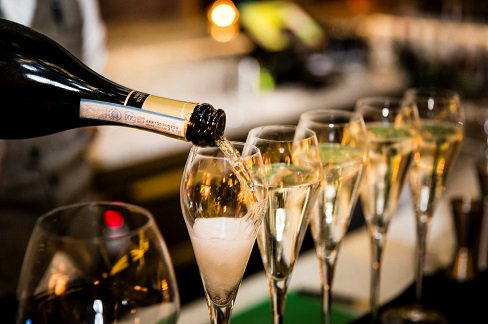 We're celebrating the sun and the long weekend! Come treat yourself to lunch with us today! #BankHolidayWeekend #sunshine #FridayFeeling #Prosecco