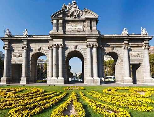 2010MisterChip's tweet photo. Buenos días desde la única ciudad del mundo que mete, un año sí y otro también, a dos equipos en finales continentales. Y no se vive mal aquí, la verdad. Nada mal. Mucha buena gente por todos lados. A ver, no llega a la excelencia absoluta de Badajoz, pero se hace querer. https://t.co/9ICApnFM9V