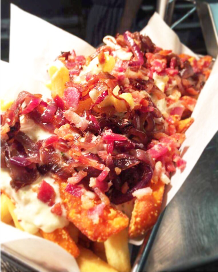 SteakCattleRoll's tweet image. Don't forget our beautiful Special chips this weekend! We filled the basket with our skinny &amp;amp; sweet potato fries 🍟 🍠 caramelised onions, special sauce, melted cheddar &amp;amp; crispy bacon 🥓 #loadedchips #steakcattleandroll #sauchiehallstreet #merchantsquare #glasgoweats