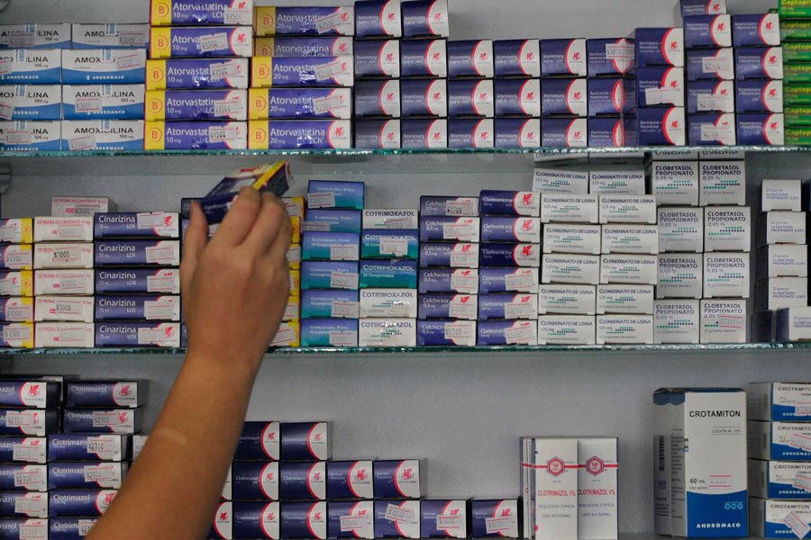 latercera's tweet photo. 💊 Uno de cada cuatro chilenos gasta más de $ 50 mil al mes en medicamentos https://t.co/ycF3MkHA31 https://t.co/HY1yrbWUdg