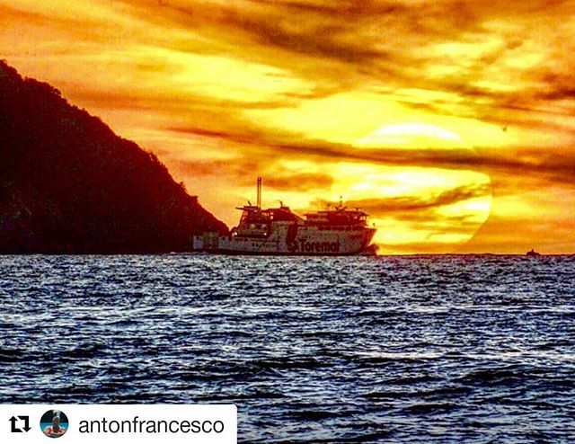 #Repost <a href="/antonfrancesco/">antonfrancesco</a> (<a href="/get_repost/">Repost</a>)
・・・
Il traghetto lentamente rientró al porto, dove una serata felice attendeva i passeggeri reduci dalla visita all’isola del Giglio. #nuvole #cielo #cloudporn #scenery #weather #skyporn #skylovers #cloudy #scenic #instacloud #skies #mot…