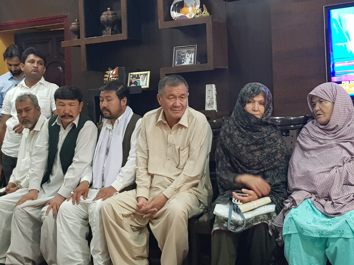 ShahNafisa's tweet photo. Chairman @BBhuttoZardari meeting representatives of #Hazara to support their community which has suffered tremendously &amp;has been repeatedly targeted by the bloodthirsty terrorists.  #Quetta #QuettaMainTeerChalayga https://t.co/VJREaVTnkU