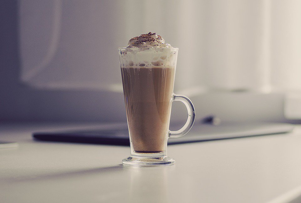 kavarna_kosatec's tweet photo. Káva Kosatec - originální káva, která vás osvěží v těchto horkých dnech. Lahodné espresso Alfredo, smetanový likér a navrch velká porce kvalitní šlehačky. A k tomu posezení na naší zahrádce☕️.
#kavarna #kosatec #kava #ubrixe #pardubice https://t.co/bEx0tg64kb
