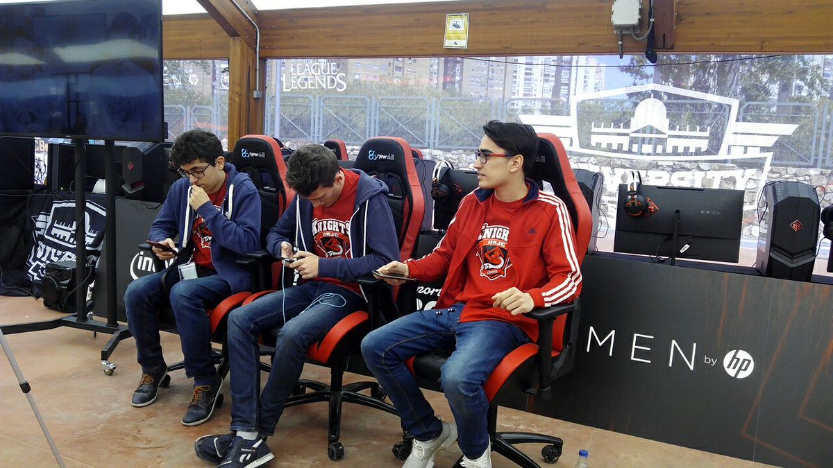 University_ES's tweet photo. 🏆 Final de Clash Royale
@Knights_URJC 🆚 @Buffaloes_UJI
🎙 @TheNadie_Miquel y @AitorTribal
¡Que gane el mejor!
#FinalesUniversity #ConferenciaTerra
📺 https://t.co/R9iZGrIzIy https://t.co/mUbyWvCC0o
