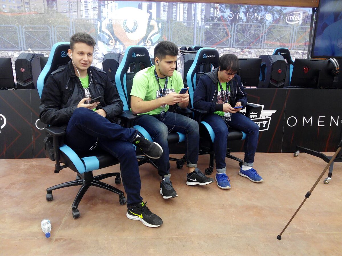 University_ES's tweet photo. 🏆 Final de Clash Royale
@Knights_URJC 🆚 @Buffaloes_UJI
🎙 @TheNadie_Miquel y @AitorTribal
¡Que gane el mejor!
#FinalesUniversity #ConferenciaTerra
📺 https://t.co/R9iZGrIzIy https://t.co/mUbyWvCC0o