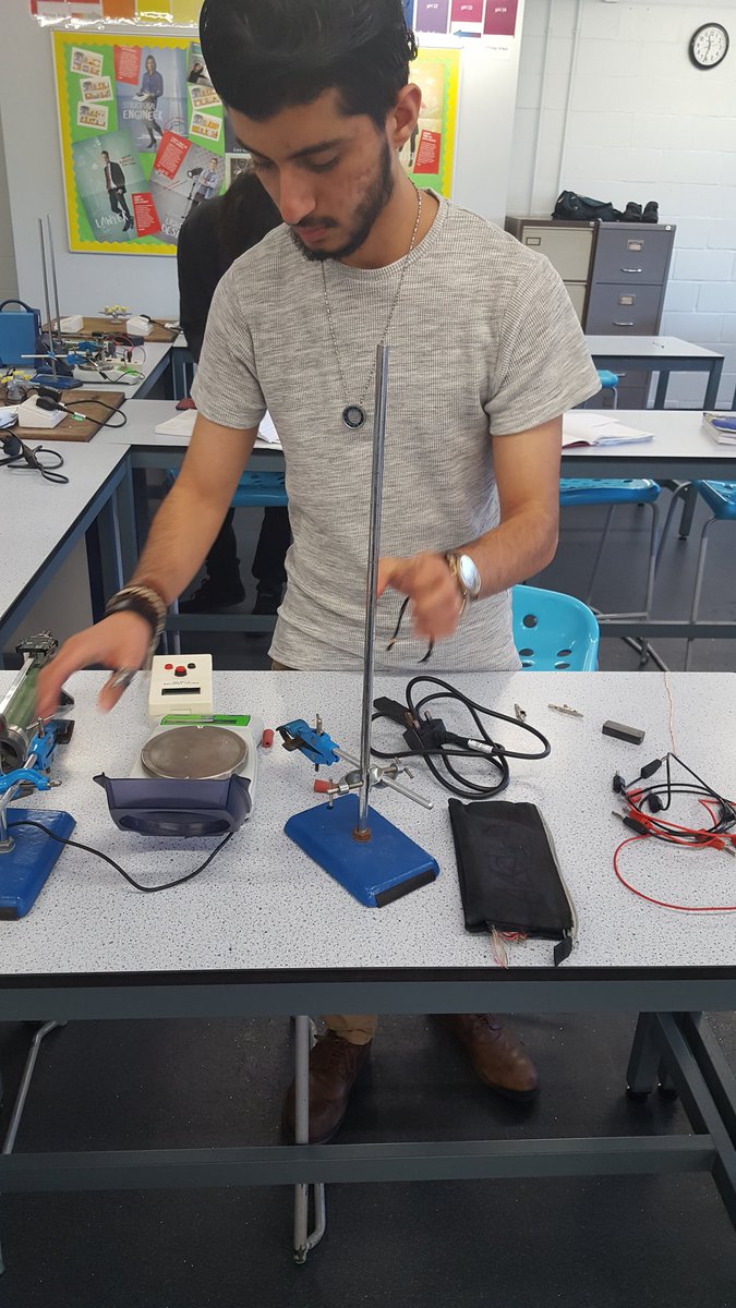 Nightingale_NTA's tweet photo. Fantastic support being provided by Ms A @AETscience for our Year 13 A level Physics group @Nightingale_NTA @NightingaleNTA6 Both intense and captivating. Many due to study at university. #wedoexperiments @STEMLearningUK https://t.co/Mp2dnOGU1Q