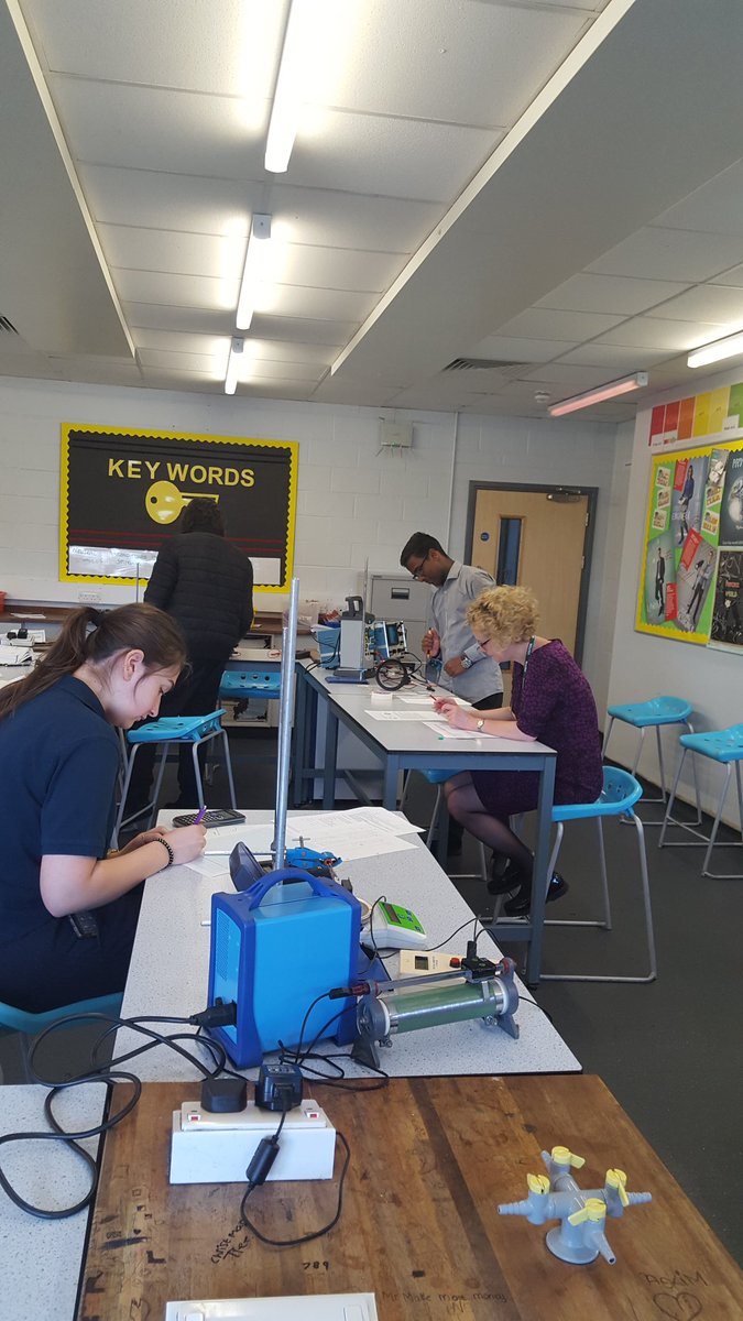 Nightingale_NTA's tweet photo. Fantastic support being provided by Ms A @AETscience for our Year 13 A level Physics group @Nightingale_NTA @NightingaleNTA6 Both intense and captivating. Many due to study at university. #wedoexperiments @STEMLearningUK https://t.co/Mp2dnOGU1Q