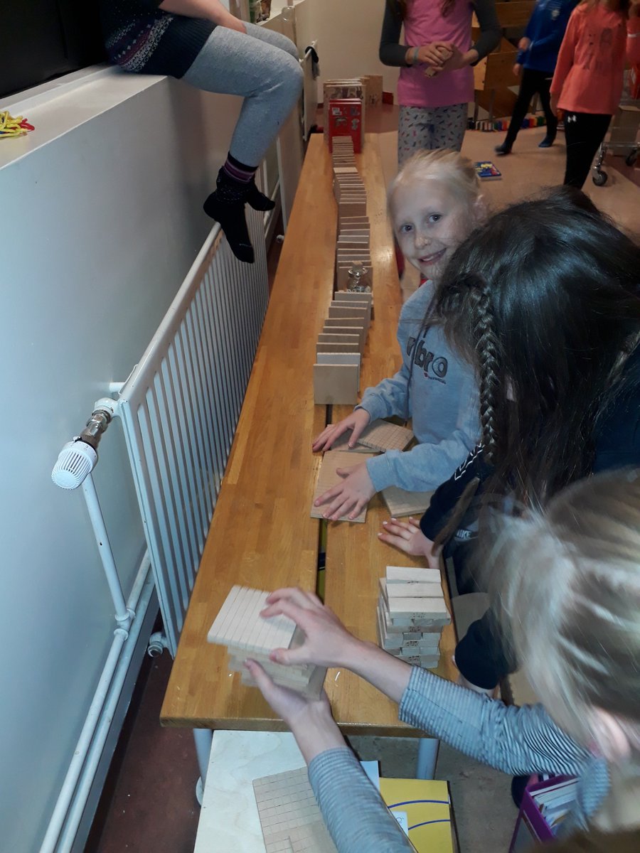 Menntamidja's tweet photo. Flataskóli hefur tekið þátt í mörgum eTwinningverkefnum s.l. 10 ár eða yfir 50. Hér er eitt verkefni European Chain Reaction sem hefur gengið vel og er þetta í 8. skipti sem við tökum þátt í því. 
Sjá: https://t.co/GAHfCtn0pp
#menntaspjall #flataskoli #skolasogur https://t.co/uToLlXJAQ3