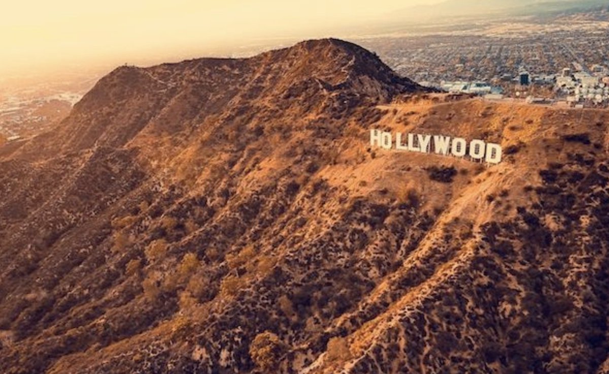 CandidMagazine's tweet image. &quot;There’s nothing quite like landing at @flyLAXairport at sundown when the sun shimmers gold over the #Hollywood hills...&quot; tap here for Candid&apos;s #InsiderGuide to West Hollywood candidmagazine.com/a-weekend-in-w… #Escape