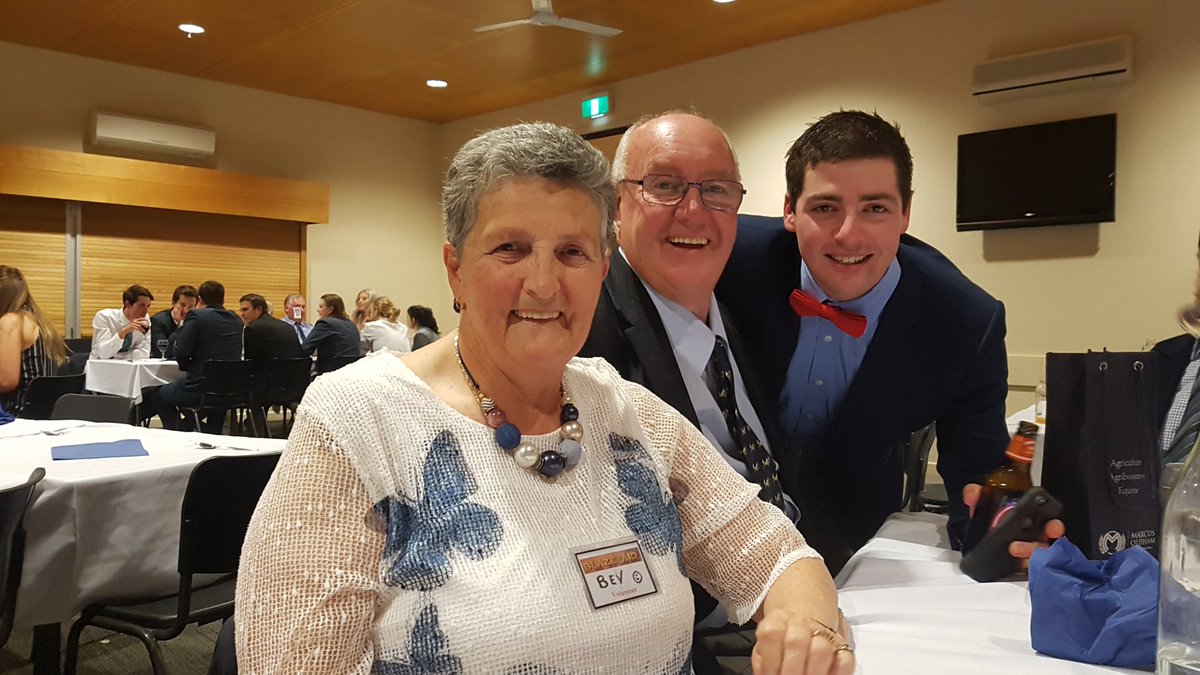 camlowe1996's tweet photo. Blazeaid Volunteer Barry &amp; Bev Thompson speaking to the Marcus Oldham Students. Such an amazing organisation that gives so much that expects nothing in return #bighearts #BlazeAid #Pinery https://t.co/5DELpO28EV