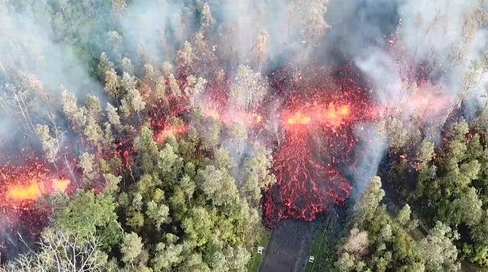 🇺🇸 HAWAÏ : Le volcan #Kilauea est entré en éruption après une série de séismes. L'état d'urgence est déclaré, des milliers d’habitants évacués (Défense civile).