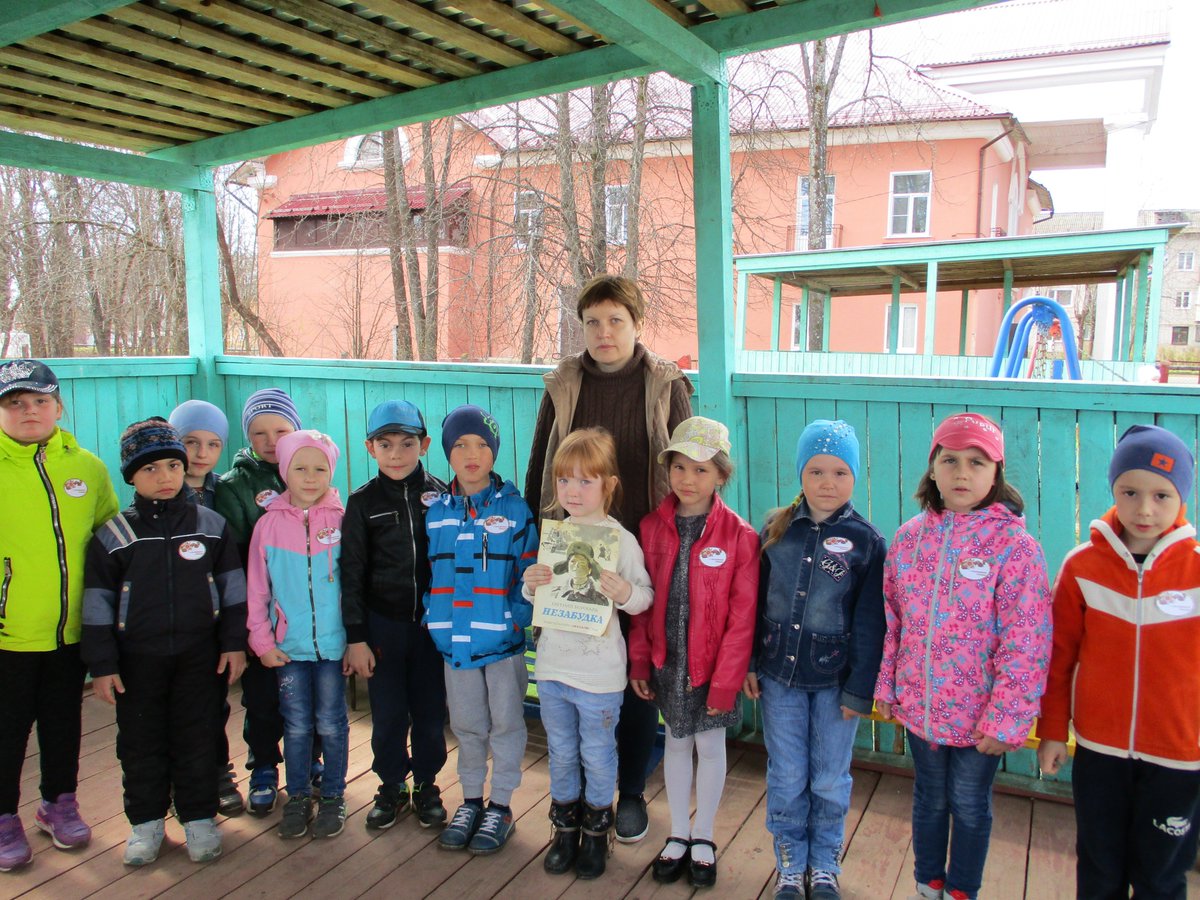 Районная библиотека приняла участие в международной акции «Читаем детям о войне». Сотрудники библиотеки посетили детский сад с. Новое Леушино и прочитали ребятам книгу Евгения Воробьёва «Незабудка»