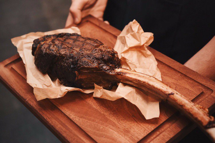 TheCocktailEx's tweet photo. This summer @Leedsblackhouse are raising the steaks with their unique experience! You and a guest can indulge in a juicy 1kg Tomahawk sharing steak which has been perfectly paired with the smoking old fashioned 😍🔥 Full details at https://t.co/TxRXRmLaqO #TSCE https://t.co/c3yg8JTATX